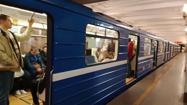 Нижегородское метро. Два поезда в одну сторону. Станция "Московская" смотреть онлайн