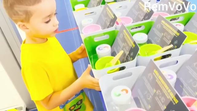 Влад и Ники семья. Играют в конструктор