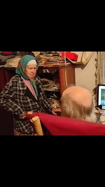 Учит бабку, как правильно в хату входить, чтобы не опустили