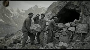 Геологи наткнулись на гроб с телами в пещере в горах Памира в 1953 году.
