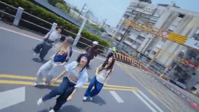 "HOW SWEET" NEW JEANS mv смотреть онлайн