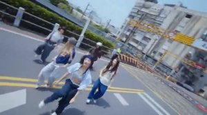 «HOW SWEET» NEW JEANS mv