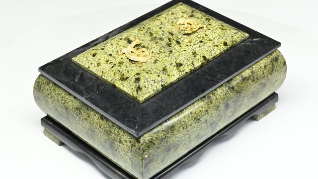 Ларец из змеевика 