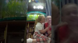 мучаю брата день 1
