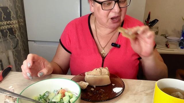 Шницель по‑неожиданному рецепту: мы его… отварили! 😱Внучке -вкусно👍/Мукбанг