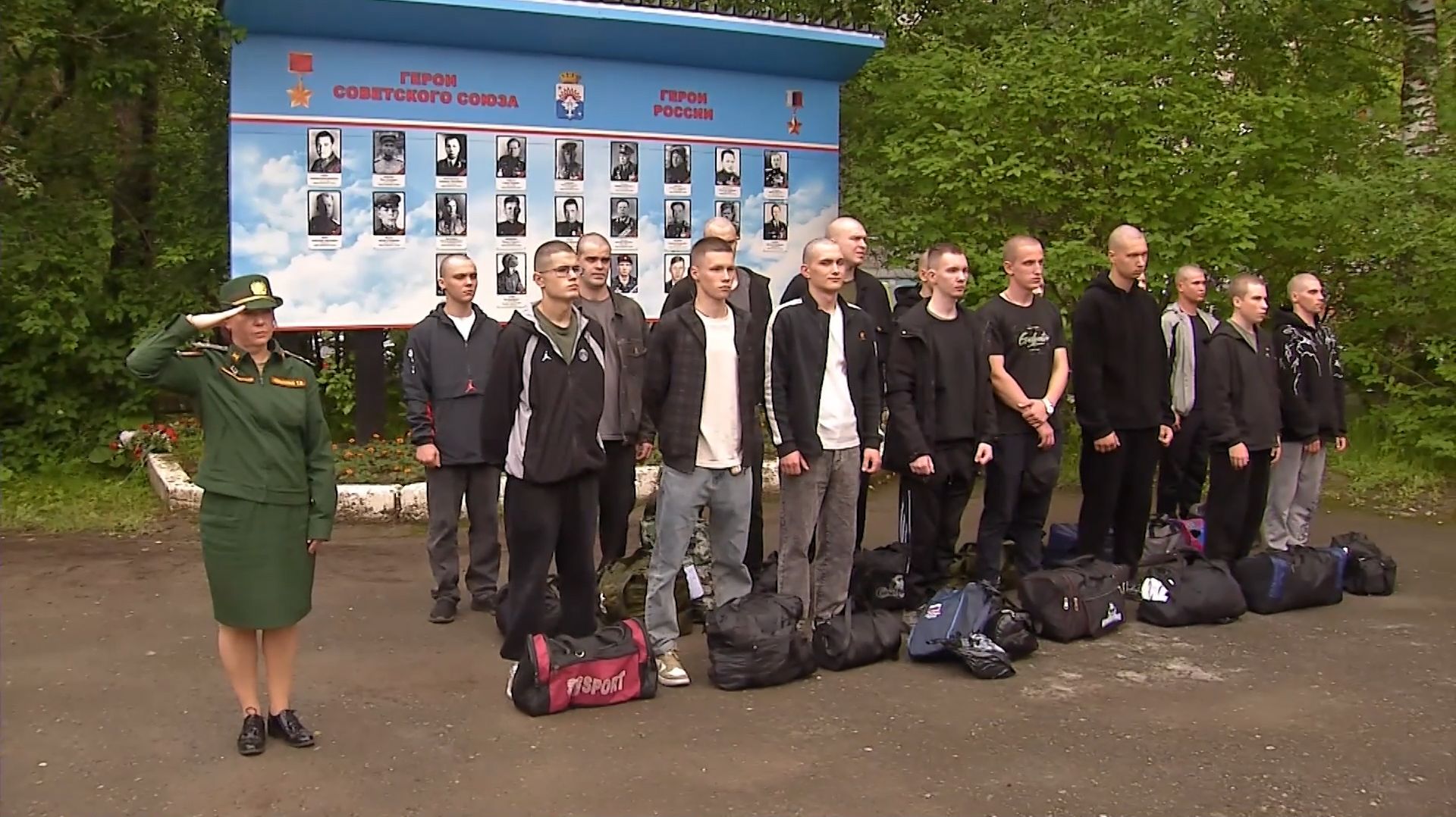 16 новобранцев сегодня отправились на срочную службу в ряды Вооруженных Сил России