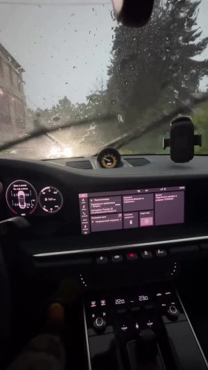 Как ведёт себя Porsche 911 в дождливую погоду?