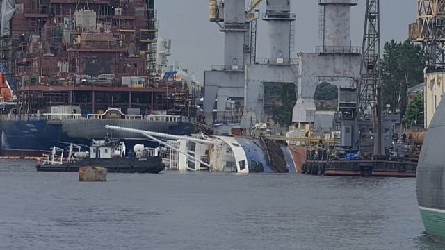 Похоже, полузатонувший «Капитан Ушаков»  встретит«Алые паруса» в горизонтальном положении в Невe