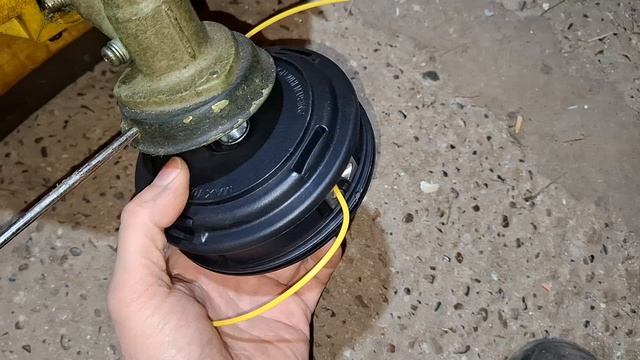 Сточилось основание у заводской катушки триммера, купил с металлическим фиксатором выпуска лески.