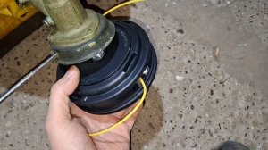 Сточилось основание у заводской катушки триммера, купил с металлическим фиксатором выпуска лески.