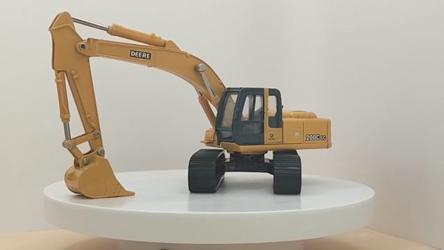 Гусеничный экскаватор John Deere 200CLC, в масштабе 1:50, от производителя 