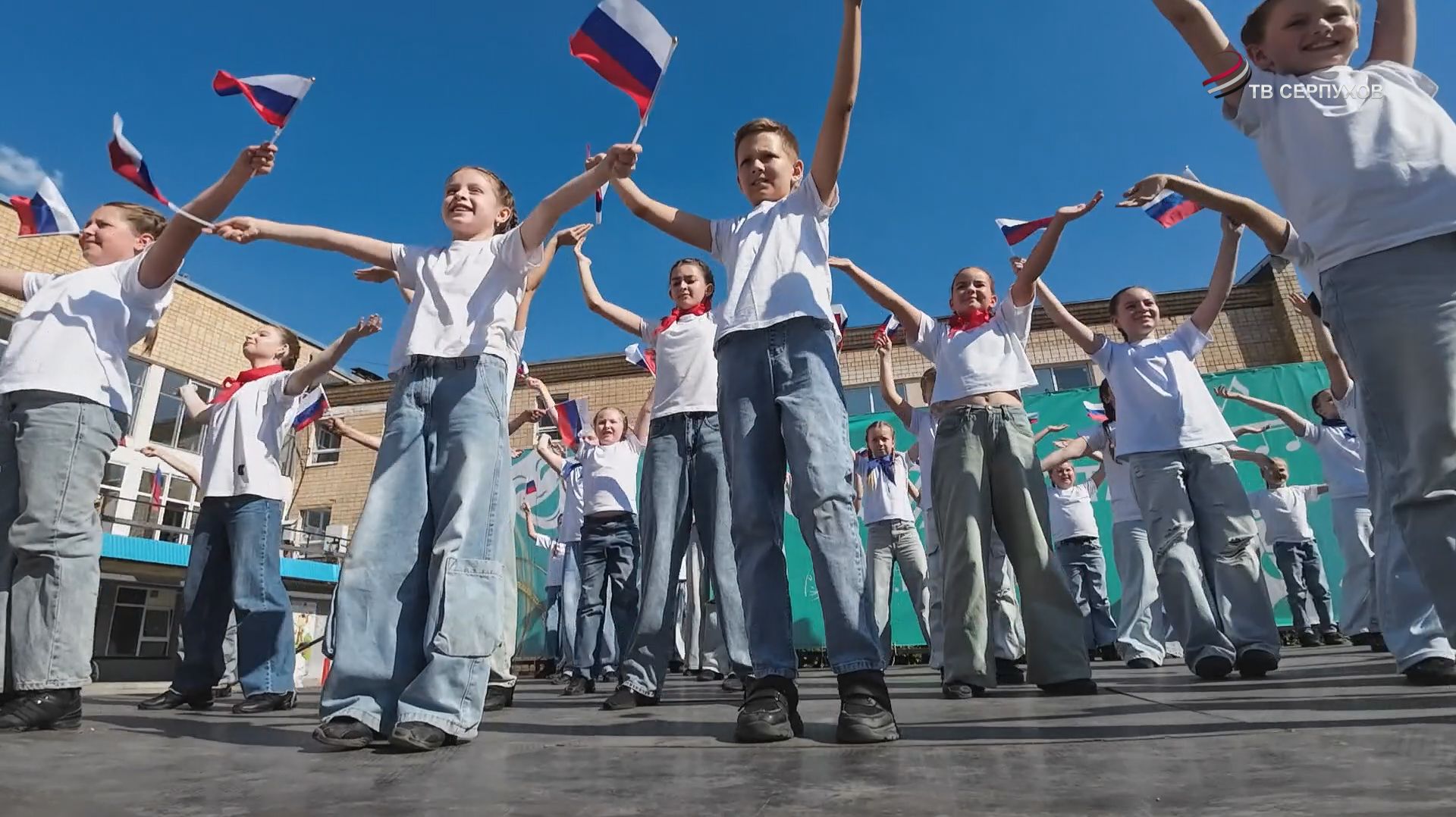 В Серпухове отметили День России смотреть онлайн