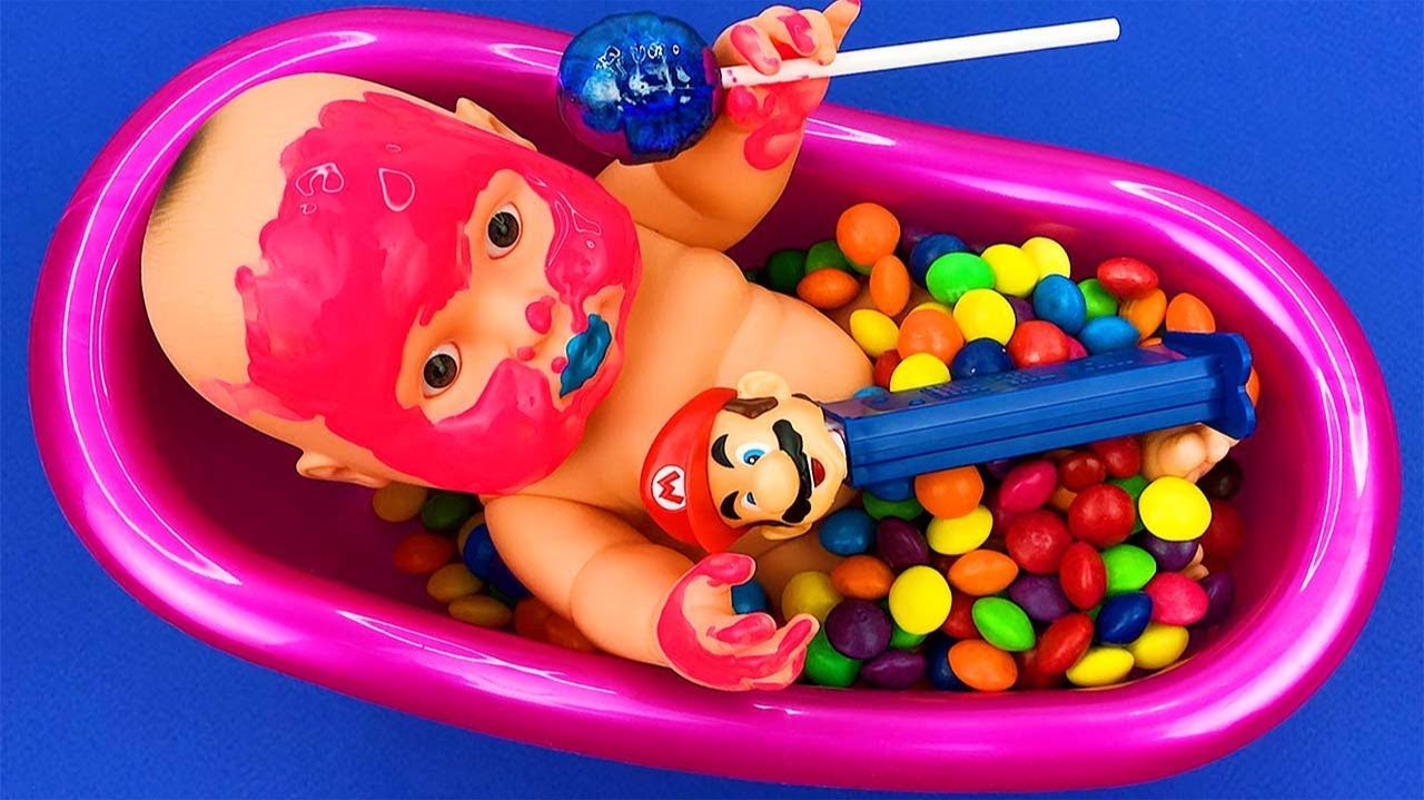 Захватывающее видео: Я смешиваю конфеты в ванне с Rainbow Skittles и нарезаю волшебную слизь ASMR