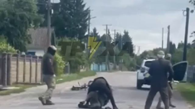 Дед лопатой отоварил весь экипаж ТЦК, спасая своего соседа. смотреть онлайн