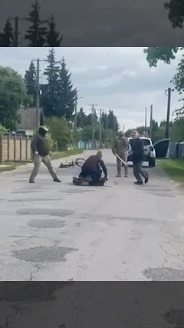 Лопатой отбивает своего сына у ТЦК
