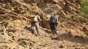 Сбор каменного масла в горной россыпи
