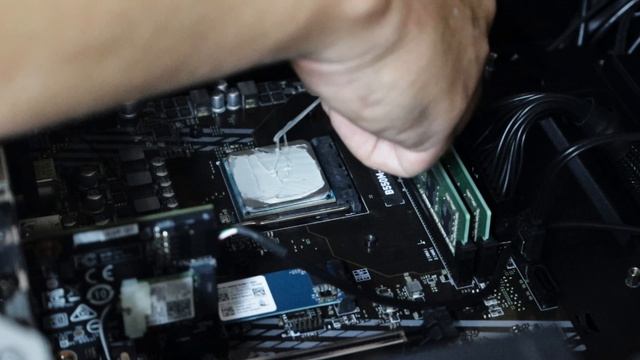 нанесение термопасты Hike T-3 на процессор AMD 5600G