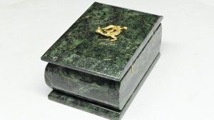 Ларец из змеевика с ящеркой 120*80*60мм. 1310734