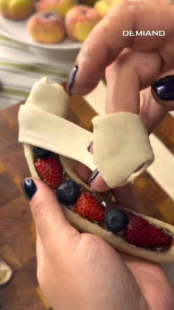 Бананы в слоёном тесте с шоколадом и ягодами 🍌🍓