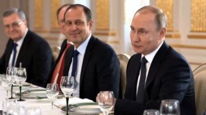Внешность сотрудника Шереметьево вызвала ажиотаж в сети. Путин увеличил армию РФ