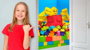 Настя открыла отель для мультяшных персонажей