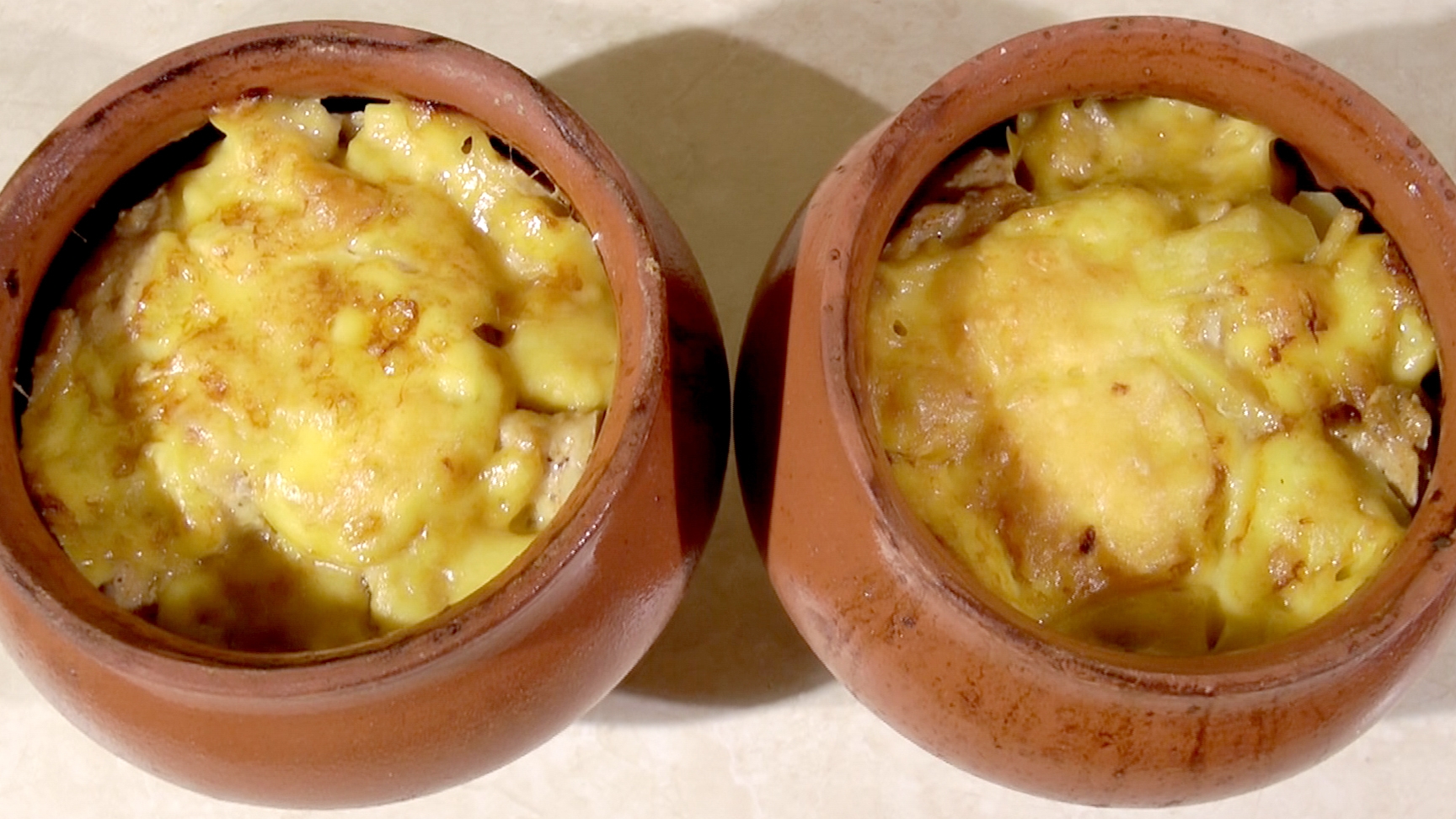 Индейка в горшочке с картошкой грибами и сыром