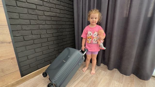 ЛЕТИМ НА МОРЕ ✈️ Сборы, Перелет и Отдых на Пляже | Играем в песке | Влог смотреть онлайн