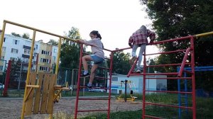 Паркур подруги проходят полосу припятствий 😸