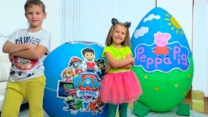 Макс и Катя играют с сюрпризами из огромных яиц