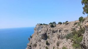 Красивейший вид с вершины горы Алчак-Кая на Чёрном море в Судаке, напротив вулкан Карадаг.
