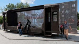 Трамвай, крылья и магнитофон: какие символы зашифрованы в памятнике Балабанову