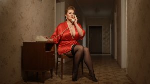 Домашний уют: женщина разговаривает по телефону | Спокойная домашняя атмосфера