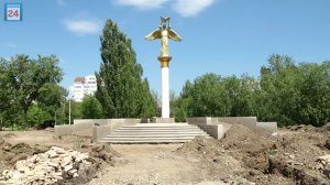 Второй этап обновления: рабочие благоустраивают площадку у Ангела мира в столице Хакасии