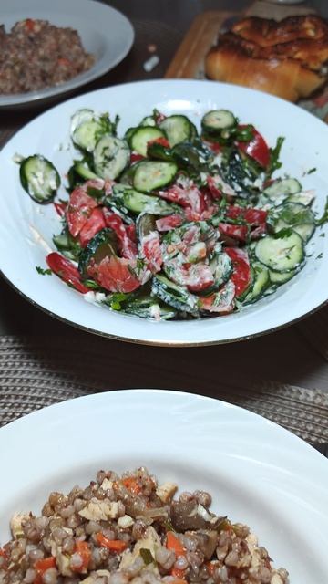 Гречка с мясом и салатом - обед пенсионера