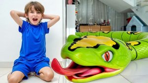 Игрушки Диких Животных Оживают_ Учим Звуки с Евой и Алексом