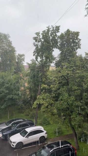 Ливень нагрянул в Москву смотреть онлайн