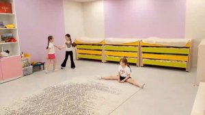 Выступление под песню «это наш девчачий чат»