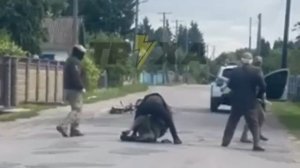 Дед отлупил ТЦКшников в Ровенской области.

Он увидел, как пакуют его знакомого, не растерялся, ...