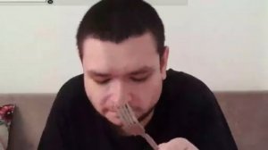 Руслан Гительман поднял с пола и съел 🤮🤣🤣🤣