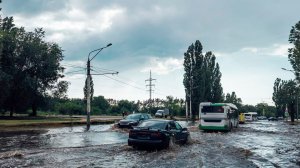 Ливень затопил участок Щелковского шоссе и нарушил движения транспортной системы в Москве