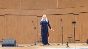 Певица Ирайда Тресвятская исполняет авторскую песню «Поцелуй Авроры».