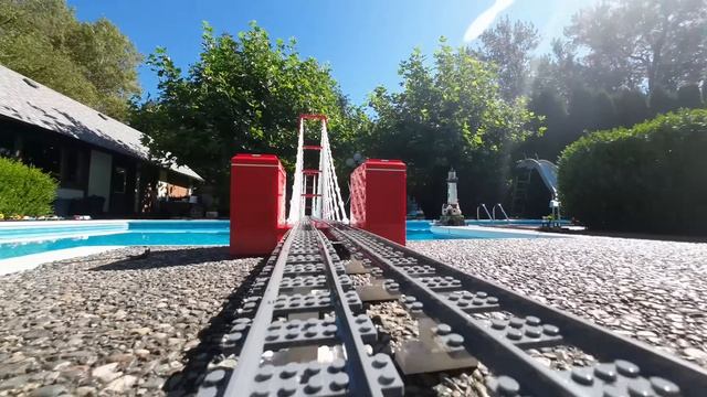 ЛЕГО Поезд Едем над Бассейном! 🎢 Видео от первого лица в Саду