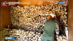 Молодёжка Народного фронта помогла отцу участника СВО сложить пять кубов дров