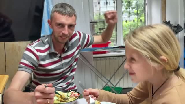 кусочек нашей маленькой тусовки за обедом