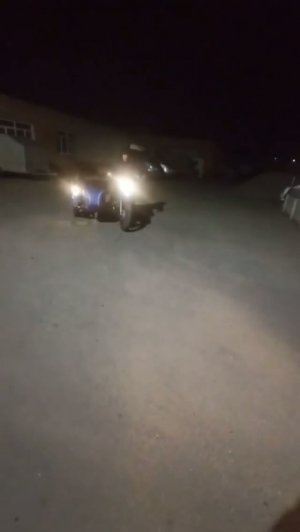 Синий выходит на трассу.