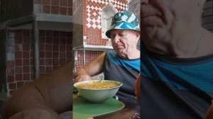 На обед кисель и щи со сметаной и беляшом.