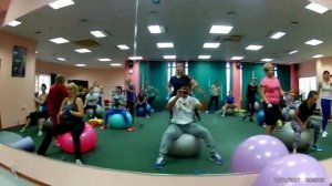 Функциональная тренировка на фитболе с гантелями