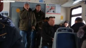 Песня  Зимняя дорога, Жизни поезд мчится  дуэт красиво поет в вагоне поезда (электрички) под гитару