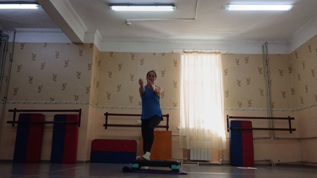 Симметричная комбинация на 16 счетов с использованием степ платформы смотреть онлайн