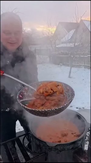 Блюдо: Свиные ножки в казане.